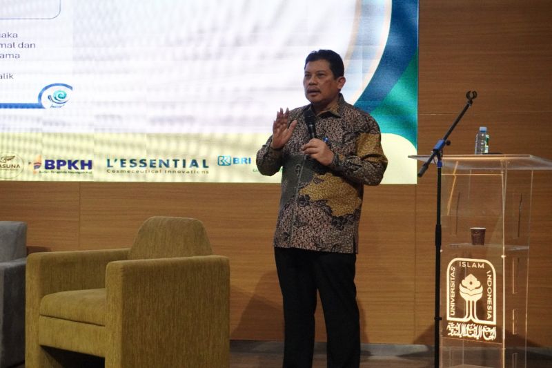 Direktur Utama BPJS Kesehatan Ali Ghufron Mukti dalam "Seminar Nasional dan Workshop Perspektif dan Penguatan Kolaboratif dalam Kesehatan Haji" di Kampus Terpadu Universitas Islam Indonesia (UII), Yogyakarta, Sabtu (21/9/2024) (ANTARA/HO-BPJS Kesehatan)