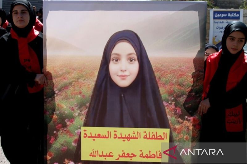 Fatima Abdullah (8) sedang bersemangat mengulang pelajaran setelah hari pertamanya di sekolah di desa Saraain El Faouqa, Lembah Bekaa, Lebanon. Fatima menjadi salah satu korban tewas akibat ledakan pager di Lebanon. Negara itu mengalami dua kali serangan ledakan alat komunikasi dan sistem listrik. Dalam dua kejadian itu, 26 orang tewas dan lebih dari 3.200 terluka. ANTARA/Anadolu/py