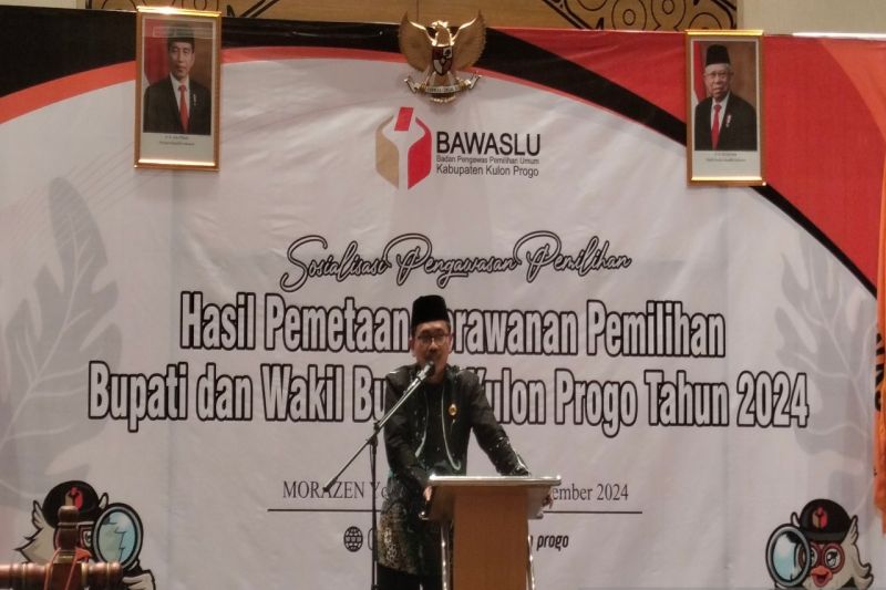 Ketua Bawaslu Kulon Progo Marwanto memberikan arahan soal Indeks Kerawanan Pemilu dalam Pilkada 2024. (ANTARA/Sutarmi)