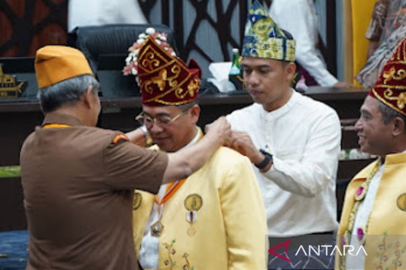 Wali Kota Banjarmasin H Ibnu Sina didampingi wakilnya saat menerima anugrah Bintang LVRI dari Ketua Legiun Veteran Republik Indonesia (LVRI) Kota Banjarmasin Rony Longkutoy saat rapat paripurna istimewa DPRD prihal peringatan Hari Jadi Ke-498 Kota Banjarmasin, Sabtu (21/9/2024). (ANTARA/Sukarli)