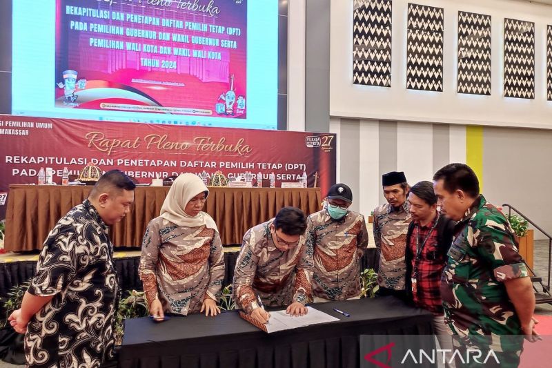 Ketua KPU Makassar Yasir Arafat (tengah) didampingi anggotanya disaksikan Bawaslu beserta perwakilan Forkopimda saat menandatangani berita acara hasil rapat pleno terbuka penetapan rekapitulasi DPT tingkat Kota Makassar di Hotel Maxone, Makassar, Sulawesi Selatan, Jumat (20/9/2024). ANTARA/Darwin Fatir.