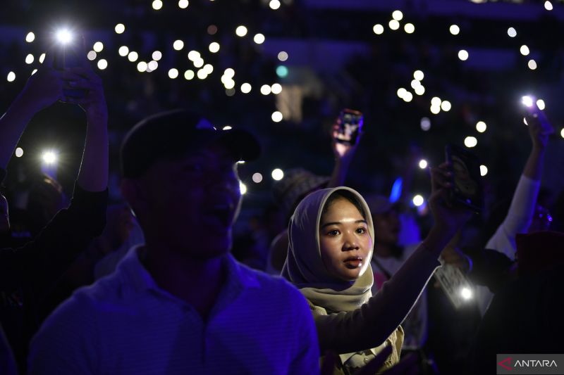 Sejumlah pengunjung masuk ke lapangan menikmatii penampilan band Nidji saat penutupan PON XXI Aceh-Sumut 2024 di Stadion Utama Sumatera Utara, Sumut Sport Centre, Deli Serdang, Sumatera Utara, Jumat (20/9/2024). Penutupan PON XXI Aceh-Sumut 2024 dimeriahkan dengan aneka hiburan tarian dan musik serta pertunjukan kembang api. ANTARA FOTO/iggoy el fitra/nz (ANTARA FOTO/Iggoy el Fitra)