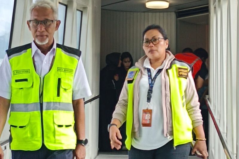 Direktur Trigana Papua Irwan Rochendi (kiri) bersama istri saat melakukan pemantauan pesawat Trigana Air yang hendak terbang di Bandara Internasional Sentani. ANTARA