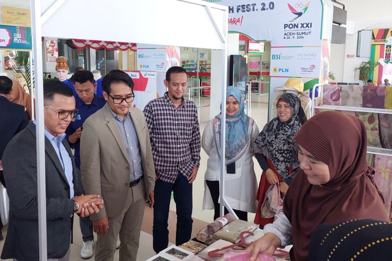 General Manager Kantor Cabang Bandara SIM PT Angkasa Pura Indonesia Teguh Darmawan Saiman (kedua kiri) didampingi CEO Rumah BUMN Aceh Helmi Fadli (kiri) saat meninjau Rumah BUMN Aceh Festival 2.0, di Bandara Sultan Iskandar Muda (SIM) Aceh Besar. ANTARA/HO-Rumah BUMN Aceh