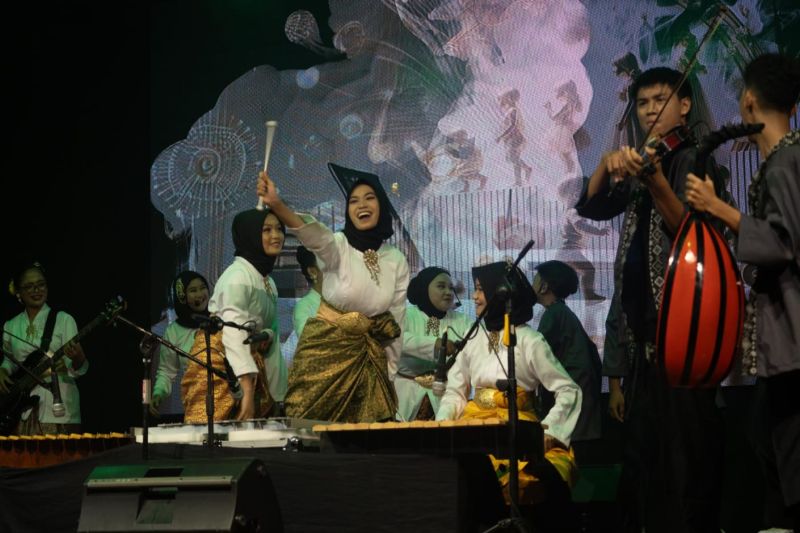 Pementasan harmoni kata di Gedung Aisyah Sulaiman, Tanjungpinang, Kepulauan Riau (Kepri), Sabtu (21/9/2024) malam. (ANTARA/Ogen)