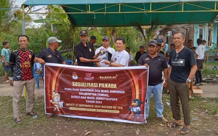 PPK Kecamatan Kapuas Timur saat sosialisasi Pilkada serentak 2024 di acara?Turnamen Anjir Serapat Baru Cup II. (FOTO: IST)