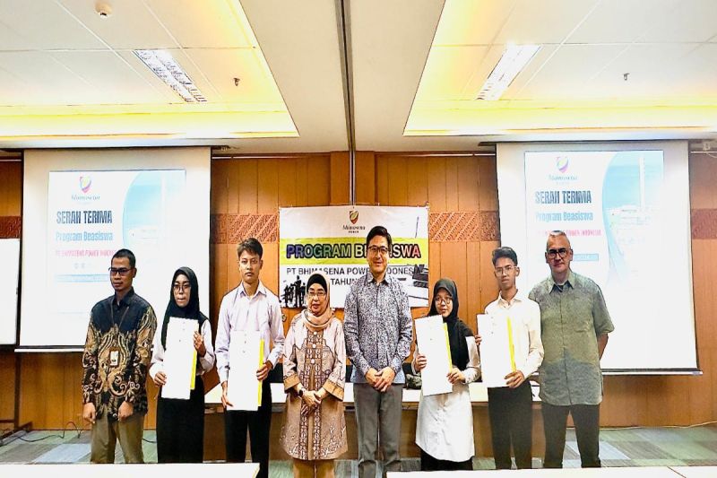 Penjabat Bupati Batang Lani Dwi Rejeki (tengah) bersama Direktur Operasional Bhimasena Power Indonesia Yoshimitsu Fujii dan empat mahasiswa penerima beasiswa berfoto bersama, Sabtu (21/9/2024). (ANTARA/HO-Humas Bhimasena Power Indonesia)