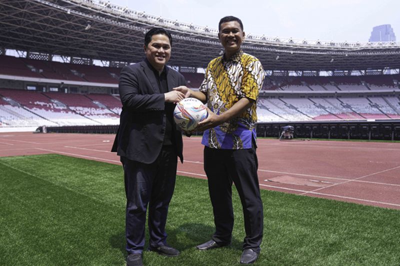 Erick Thohir menerima bola bertandatangan Paus Fransiskus. (ANTARA/HO-PSSI)