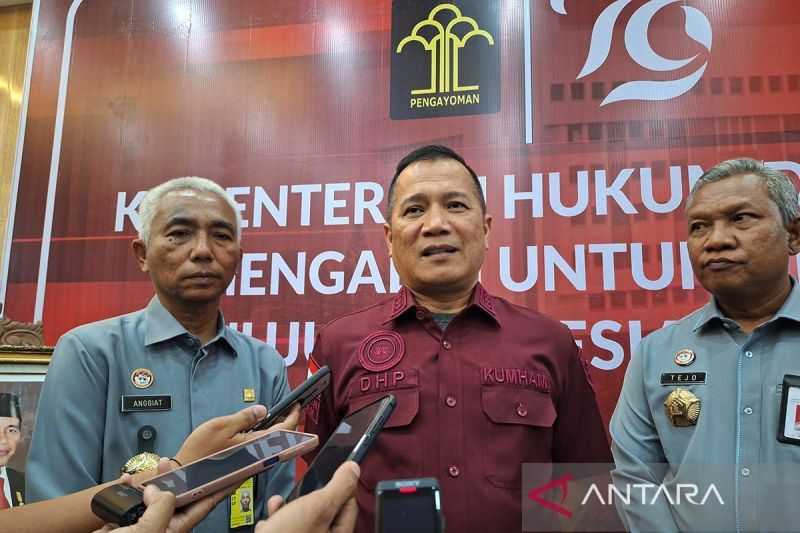Direktur Jenderal Hak Asasi Manusia (HAM) Kementerian Hukum dan HAM Dhahana Putra (tengah). ANTARA/Fianda Sjofjan Rassat/am.