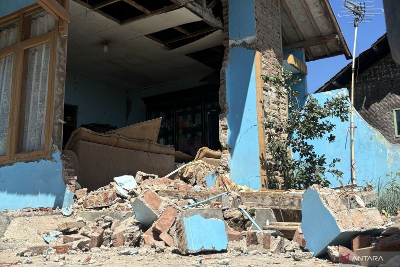 Kondisi salah satu rumah warga yang mengalami kerusakan cukup parah pascagempa di Kabupaten Bandung, Jawa Barat, Minggu (22/9/2024). (ANTARA/Rubby Jovan)