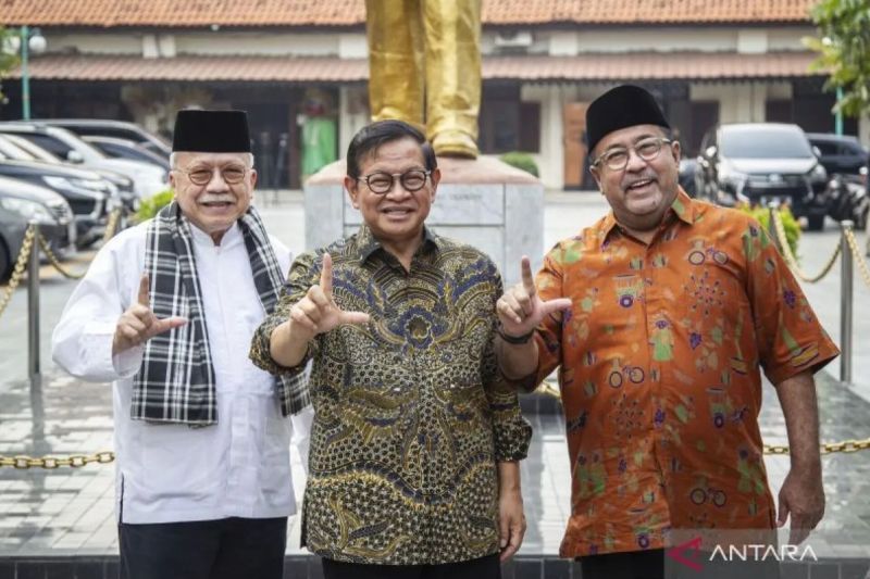 Pasangan bakal calon Gubernur DKI Jakarta Pramono Anung (tengah) dan bakal calon Wakil Gubernur DKI Jakarta Rano Karno (kanan) berfoto bersama dengan mantan Gubernur DKI Jakarta Fauzi Bowo (kiri) di Museum MH. Thamrin, Jakarta, Selasa (3/9/2024). ANTARA FOTO/Dhemas Reviyanto/aww.