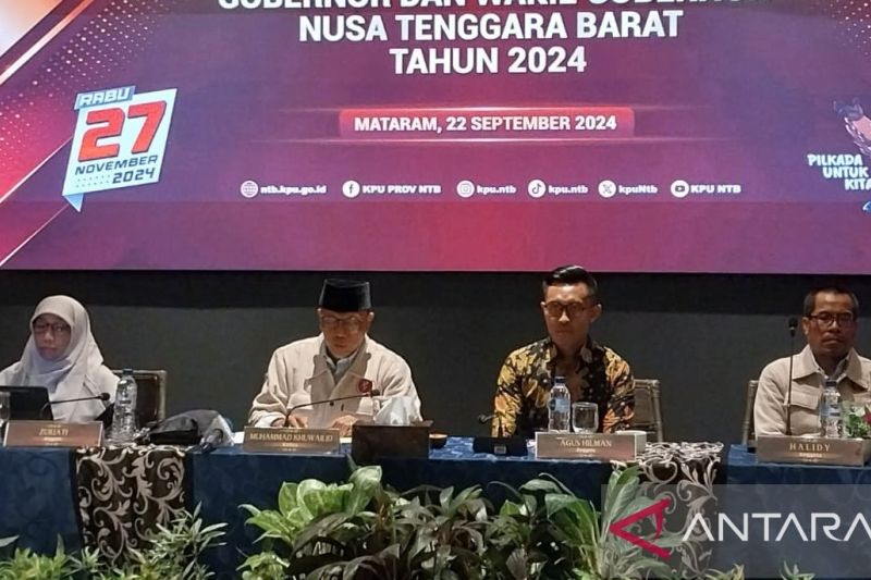 Ketua KPU Nusa Tenggara Barat (NTB) Muhammad Khuwailid didampingi anggota KPU dan Sekretaris KPU Provinsi NTB pada konferensi pers penetapan pasangan calon atau peserta Pemilihan Gubernur dan Wakil Gubernur NTB 2024 di Mataram, Minggu (22/9/2024). ANTARA/Nur Imansyah