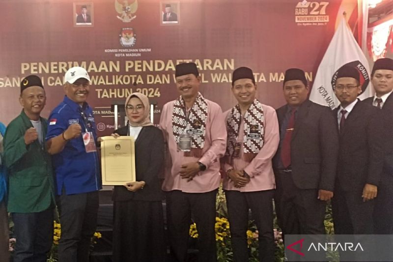 Ilustrasi - Ketua KPU Kota Madiun Pita Anjarsari (tiga kiri) menerima berkas dokumen pendaftaran pasangan Maidi dan Bagus Panuntun sebagai bakal Calon Wali Kota dan Wakil Wali Kota pada Pilkada 2024 di kantor KPU setempat, Rabu (28/8/2024) didampingi pengurus parpol pendukung. ANTARA/Louis Rika