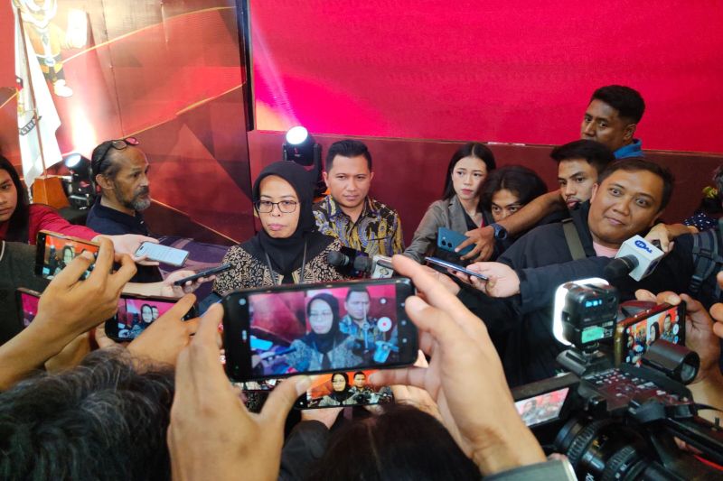 Ketua KPU Provinsi Jawa Barat Ummi Wahyuni memberikan keterangan setelah rapat pleno penetapan DPT di Bandung, Jabar, Minggu (22/9/2024). ANTARA/Ricky Prayoga