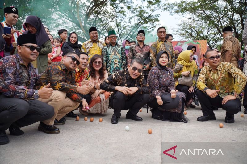 Kegiatan mendirikan telur saat kulminasi matahari di Pontianak, Kalimantan Barat. ANTARA/Dedi