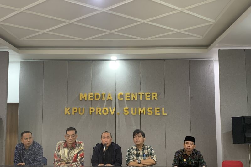 Ketua KPU Sumsel Andika Pranata Jaya saat memberikan keterangan pers di Palembang, Minggu (22/9/2024). ANTARA/Ahmad Rafli Baiduri