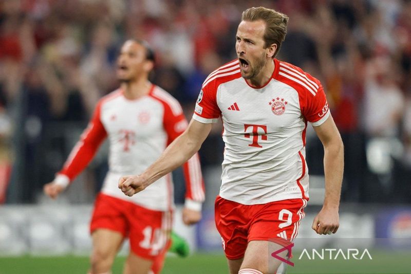 Arsip - Penyerang Bayern Munich asal Inggris Harry Kane selebrasi usai mencetak gol 2-1 dari titik penalti pada laga leg pertama semifinal Liga Champions UEFA antara FC Bayern Munich berhadapan dengan Real Madrid CF di Munich, Jerman (30/4/2024). (ANTARA/AFP/Michaela Stache/aa.)