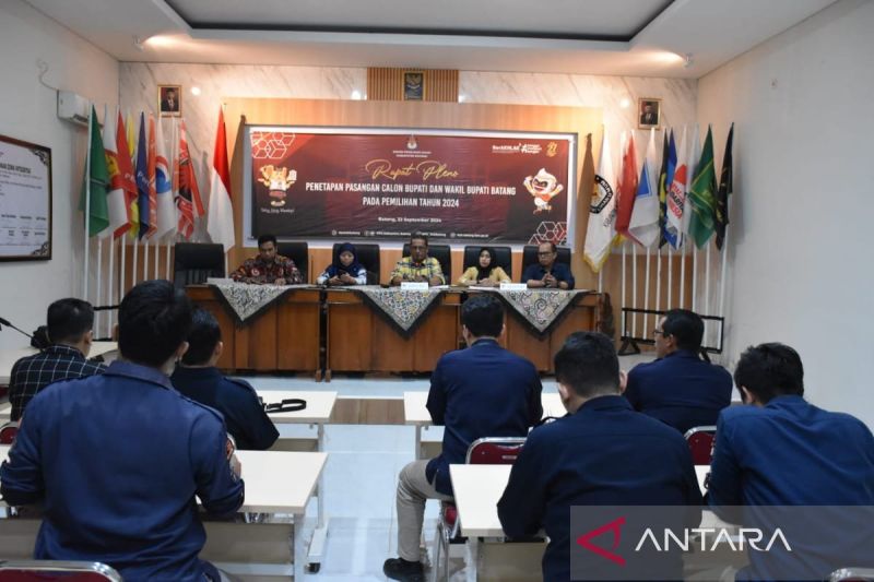 Ketua KPU Batang Susanto Waluyo memimpin Rapat Pleno Penetapan Pasangan Calon Bupati dan Wakil Bupati Batang di Batang, Jawa Tengah, Minggu (22/9/2024). ANTARA/Kutnadi