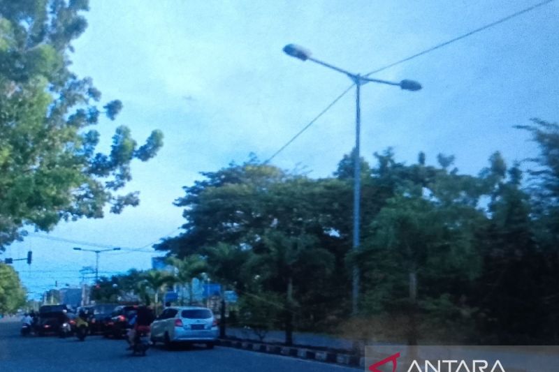Lampu penerang jalan umum di Jalan Majapahit yang merupakan salah satu paket bantuan perlengkapan jalan dari Pemerintah Provinsi Papua untuk Kabupaten Biak Numfor. ANTARA/Muhsidin