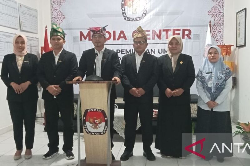 Komisioner KPU Belitung saat menetapkan pemilih Pilkada 2024, di Tanjungpandan, (ANTARA/Kasmono)