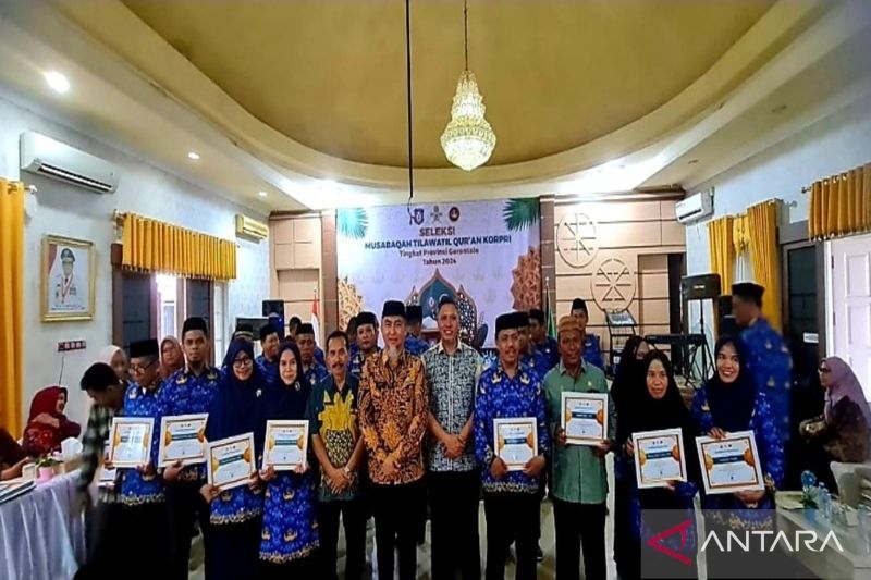 Para pemenang MTQ Korpri tingkat provinsi yang digelar di Rujab Wakil Gubernur bersama Wakil Ketua IV Korpri Provinsi Gorontalo Budiyanto Sidiki dan perwakilan pimpinan OPD. ANTARA/HO-Diskominfotik Provinsi Gorontalo