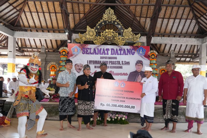 Bupati Badung Nyoman Giri Prasta menyerahkan dan hibah dan BKK untuk Kabupaten Klungkung, Bali, Minggu, (21/9/2024). ANTARA/HO-Humas Pemkab Badung
