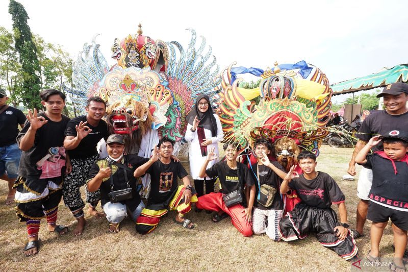 Bupati Banyuwangi Ipuk Fiestiandani saat foto bersama dengan pelaku seni barong dalam agenda Festival Barong Kumbo di Banyuwangi Jatim. MInggu (22/9/2024). ANTARA/HO-Humas Pemkab Banyuwangi.