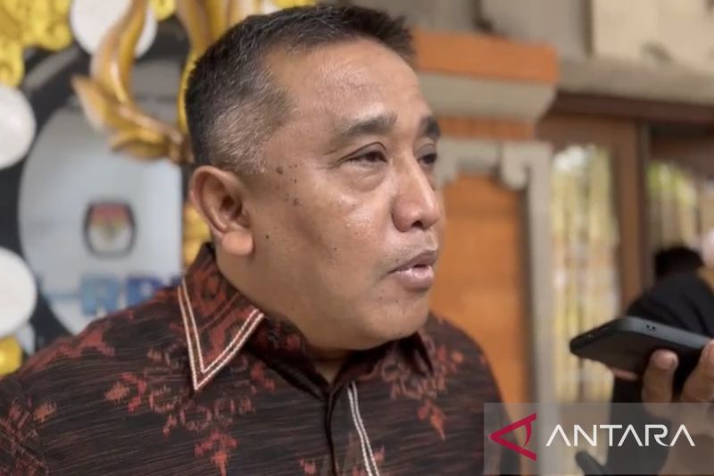 Ketua KPU Bali I Dewa Agung Gede Lidartawan menyampaikan keterangan terkait persiapan pengundian nomor urut di Denpasar, Minggu (22/9/2024). ANTARA/Ni Putu Putri Muliantari