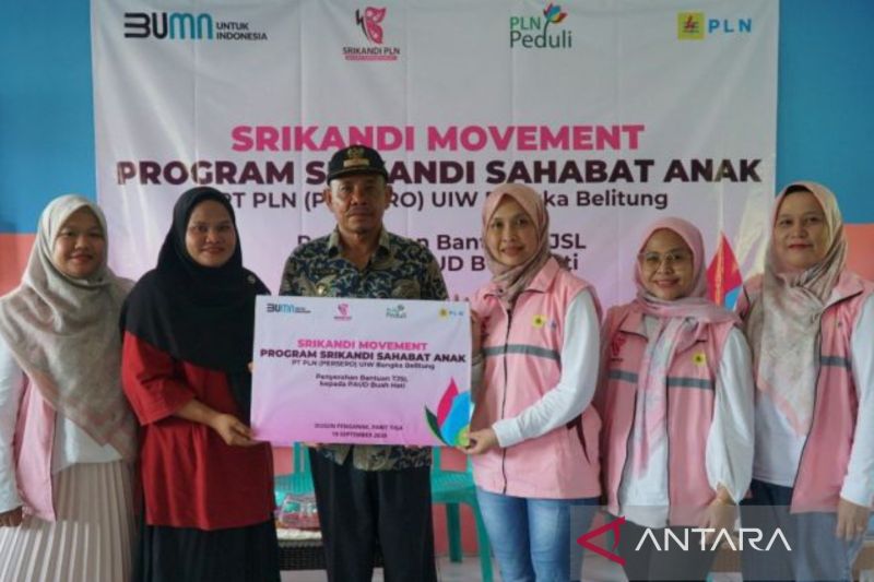 Penyerahan bantuan TJSL PLN program Srikandi Movement disampaikan GM PLN UIW Babel, Dini Sulistyawati (tiga dari kanan), kepada kepala sekolah PAUD Buah Hati, Sunarmi (dua dari kiri) dan Kepala Desa Airgantang, Alikan (tiga dari kiri). (Antara/HO-Humas PLN Babel).