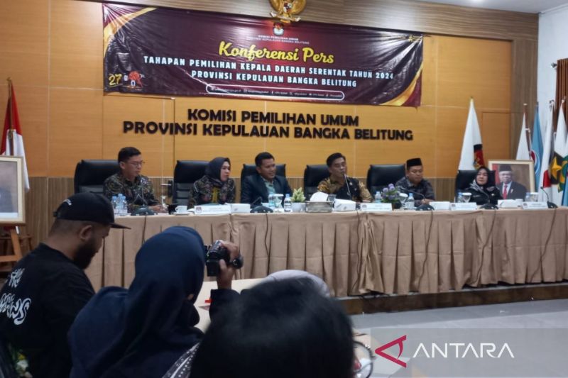 KPU Provinsi Babel memberikan keterangan kepada pewarta terkait penetapan pasangan calon peserta Pilkada Babel 2024. (Antara/Elza Elvia)