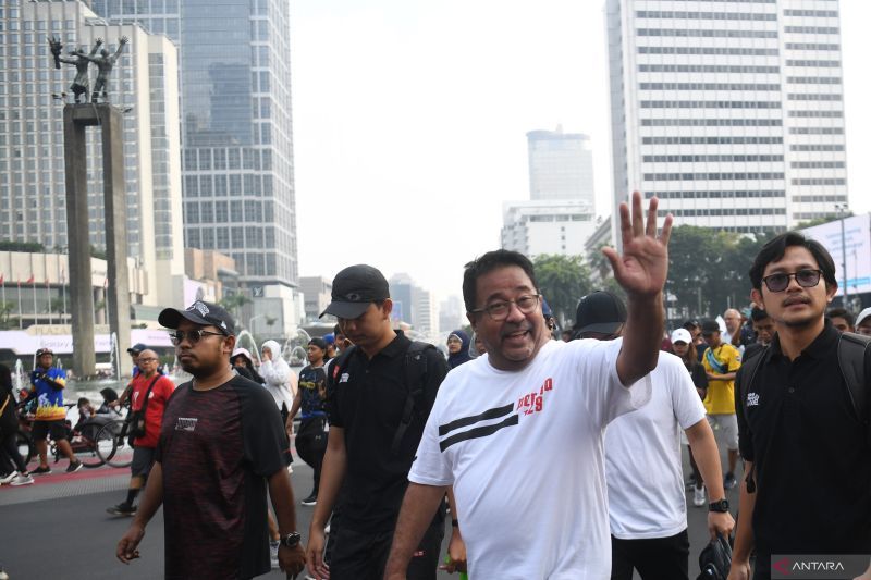 Calon wakil gubernur DKI Jakarta Rano Karno menyapa warga saat berolahraga di Hari Bebas Kendaraan Bermotor (HBKB) atau car free day (CFD), Jakarta, Minggu (22/9/2024). ANTARA FOTO/Akbar Nugroho Gumay/foc