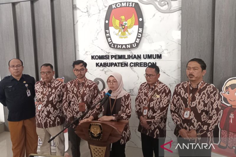 Ketua KPU Kabupaten Cirebon Esya Karnia Puspawati (tengah) saat memberikan keterangan di Cirebon, Jawa Barat, Minggu (22/9/2024). ANTARA/Fathnur Rohman