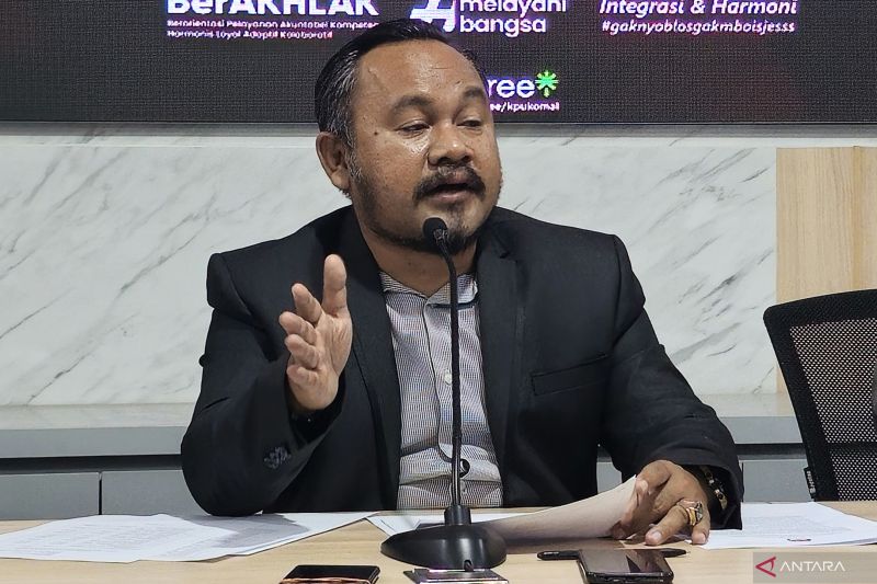 Ketua KPU Kota Malang, Jawa Timur M Toyyib memberikan keterangan terkait penetapan pasangan calon Pilkada 2024, di kantor KPU setempat, Minggu malam (22/9/2024). (ANTARA/Ananto Pradana)