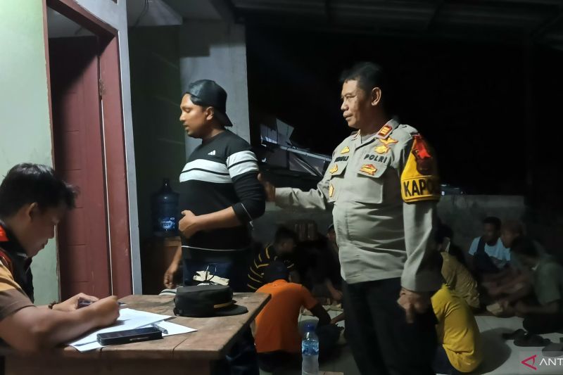 Kapolsek Cisolok AKP Nandang Herawan bersama personelnya saat mengamankan 24 orang Suku Rohingya, Myanmar yang kedapatan menghuni dua rumah di Perumahan Nuansa Indah Baru, Desa/Kecamatan Cisolok, Kabupaten Sukabumi, Jabar pada Minggu, (22/9/2204). ANTARA/Aditya Rohman