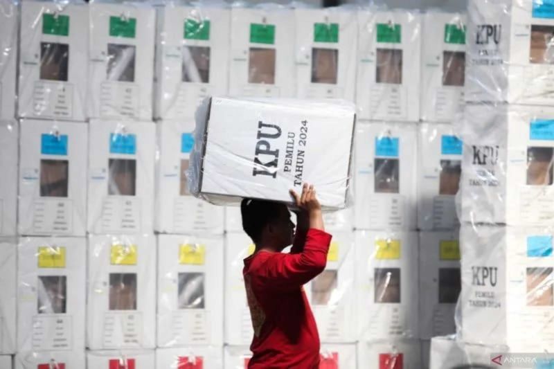 Arsip - Pekerja mengangkut logistik Pemilu 2024 saat distribusi di gudang logistik pemilu Komisi Pemilihan Umum (KPU) Kota Surabaya di Margomulyo, Surabaya, Jawa Timur, Jumat (2/2/2024). (ANTARA FOTO/Didik Suhartono/tom)