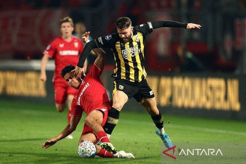Arsip Foto - Mees Hilgers dari FC Twente (Kiri) berebut bola dengan Said Hamulic dari Vitesse selama pertandingan Eredivisie Belanda antara FC Twente dan Vitesse di Stadion De Grolsch Veste, Enschede, Rabu (27/11/2023). ANTARA/AFP/Vincent Jannink/am.