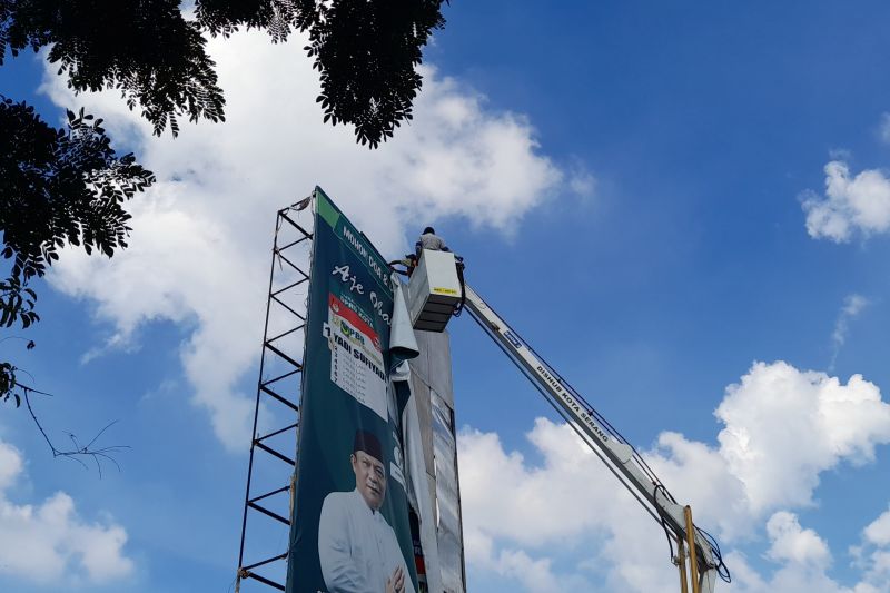 Bawaslu Kota Serang tertibkan APK melanggar saat Pemilu, Minggu (11/2/2024). (ANTARA/Desi Purnama Sari)