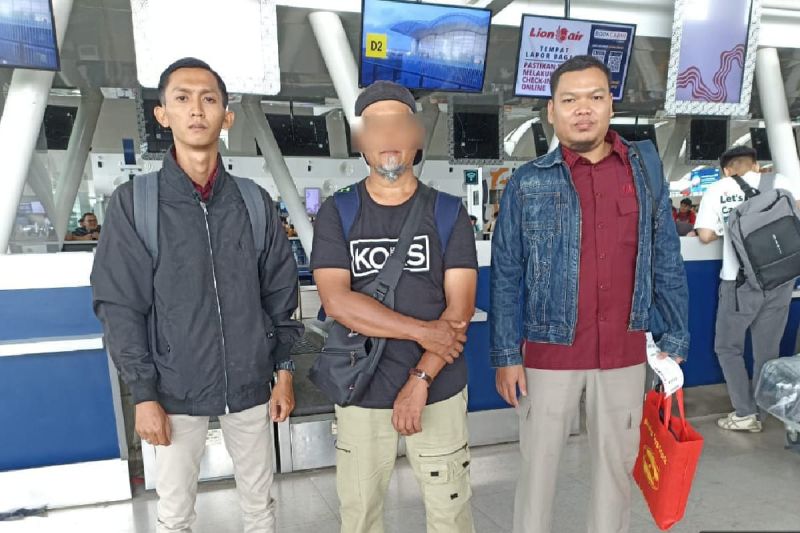 Kantor Imigrasi Kelas II TPI Pematangsiantar mendeportasikan warga negara asing (WNA) asal Amerika Serikat. (ANTARA/HO-Kantor Imigrasi Kelas II TPI Pematangsiantar)