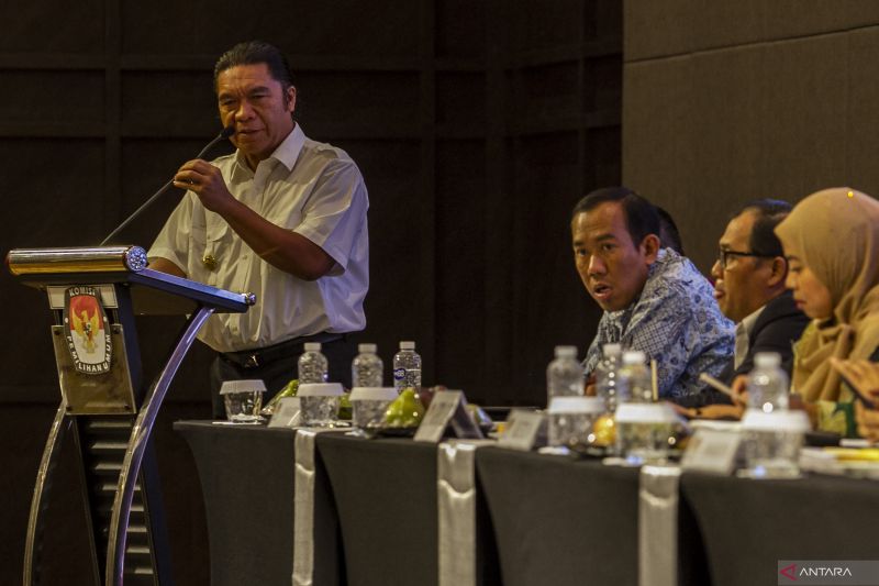 Pj Gubernur Banten Al Muktabar (kiri) memberikan sambutan saat Rapat Pleno Terbuka Rekapitulasi Daftar Pemilih Tetap Pemilihan Kepala Daerah 2024 Provinsi Banten di Kota Serang, Banten, Minggu (22/9/2024). ANTARA FOTO/Angga Budhiyanto/gp/Spt.