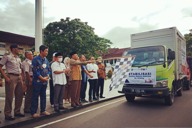 Sekretaris Daerah NTB H Lalu Gita Ariadi selaku Ketua Harian Tim Pengendali Inflasi Daerah NTB, mengangkat bendera dalam pelepasan kendaraan pengangkut komoditas pangan untuk program stabilisasi harga beras. (ANTARA/Awaludin)