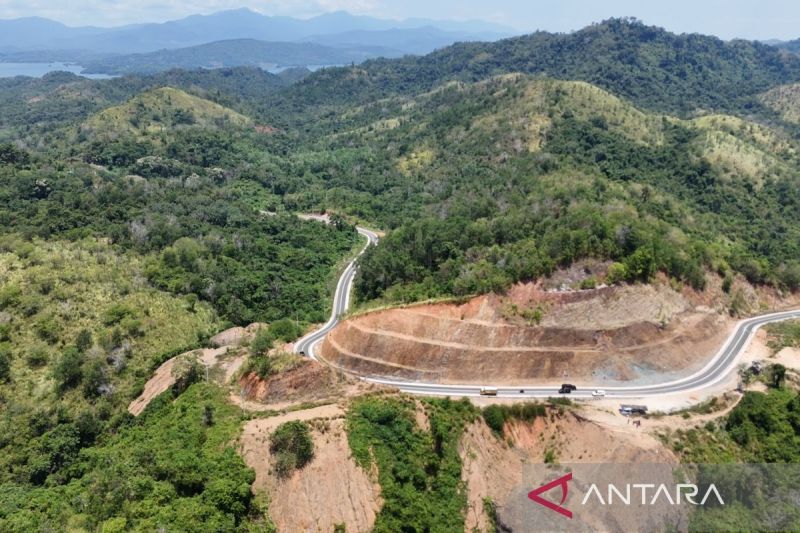 Jalan alternatif yang dibangun Pemprov Kalsel untuk rute Kota Banjarbaru dan Kabupaten Tanah Bumbu di antara pegunungan Meratus, diresmikan pada 24 Agustus 2024. Foto diambil pada 16 September 2024. ANTARA/Tim