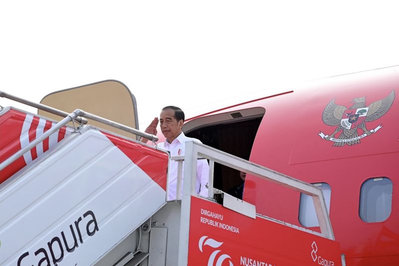 Presiden Joko Widodo memberikan salam hormat dari tangga Pesawat Kepresidenan Indonesia-1, di Pangkalan TNI AU Halim Perdanakusuma, Jakarta, Senin (23/9/2024), saat berpamitan menuju Nusa Tengga Barat (NTB) dalam rangka memenuhi kunjungan kerja. ANTARA/HO-Sekretariat Presiden