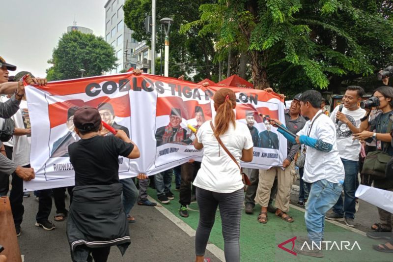 Jaringan Rakyat Miskin Kota (JRMK) Jakarta melakukan simulasi pencoblosan tiga pasangan calon gubernur dan wakil gubernur saat Pilkada DKI Jakarta 2024 di Jalan Salemba Raya, Senen, Jakarta Pusat, Senin (23/9/2024). (ANTARA/Siti Nurhaliza)