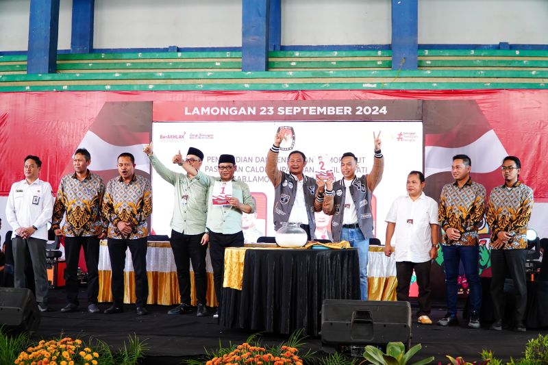 Komisi Pemilihan Umum (KPU) Kabupaten Lamongan mengundi nomor urut pasangan calon bupati dan wakil bupati untuk Pemilihan Kepala Daerah (Pilkada) 2024 di Sport Center Lamongan, Jawa Timur, Senin (23/9/2024). (ANTARA/Alimun Khakim)
