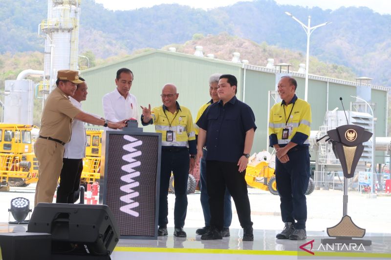 Presiden Joko Widodo (ketiga kiri) meresmikan smelter tembaga dan fasilitas pemurnian logam mulia PT Amman Mineral Nusa Tenggara (AMNT) di Kabupaten Sumbawa Barat, Nusa Tenggara Barat, Senin (23/9/2024). (ANTARA/Sugiharto Purnama)