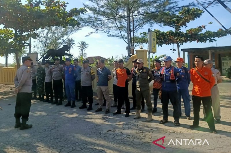 Tim SAR gabungan berhentikan pencarian jasad pelajar asal Bandung yang hilang di Pantai Cemara, Kecamatan Cidaun, Cianjur, Jawa Barat, setelah tujuh hari pencarian tanpa hasil.(ANTARA/Ahmad Fikri). (Ahmad Fikri)
