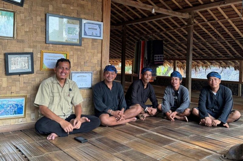 Koordinator Sahabat Relawan Indonesia (SRI) Muhammad Arif (kiri) bersama tokoh masyarakat Badui di Kadu Ketug Kawasan Pemukiman Badui di pedalaman Kabupaten Lebak.ANTARA/Mansyur