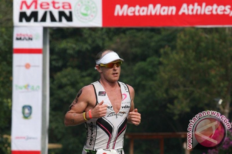 Ilustrasi: Lomba Manusia Besi Brett Cater (36) dari Selandia Baru juara pertama pria lomba manusia besi dalam kelas triathlon ultra-jauh (iron distance triathlon) dengan catatan dengan waktu 8 jam 43 menit 58 detik menuju garis finish dalam perlombaan MetaMan 2012 di Pulau Bintan, Kepri. (ANTARA/Feri)