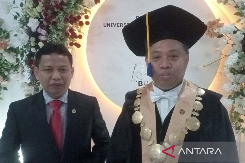 Rektor Universitas Jenderal Soedirman (Unsoed) Prof. Akhmad Sodiq (kanan) didampingi Ketua Keluarga Alumni Unsoed yang juga anggota DPD RI Abdul Kholik memberi keterangan pers di Auditorium Graha Widyatama Prof Rubianto Misman Unsoed, Purwokerto, Kabupaten Banyumas, Jawa Tengah, Senin (23/9/2024). ANTARA/Sumarwoto