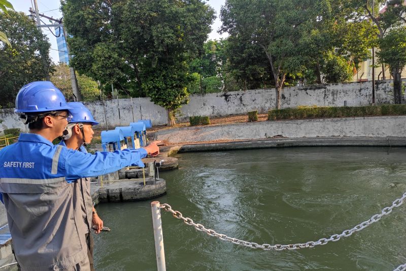 Petugas PDAM Kota Surabaya mengecek pasokan air. ANTARA/HO-PDAM Surya Sembada Surabaya